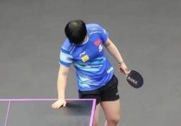 开云下载-乒乓球(qiú)比赛運(yùn)动员为什么要摸球(qiú)台，乒乓球(qiú)運(yùn)动员的“摸桌(zhuō)”玄学：汗水背后的科学博弈与规则挑战
