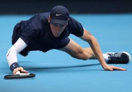 开云下载-中网第(dì)8比賽(sài)日(rì)看点：辛纳决賽(sài)战黑马新星，斯瓦泰克领衔冲八强