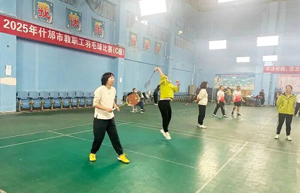 开云体育APP下载-恭喜什(shén)邡特教(jiào)羽毛球队在2025年什(shén)邡市教(jiào)职工羽毛球比賽(sài)中(zhōng)载誉而归