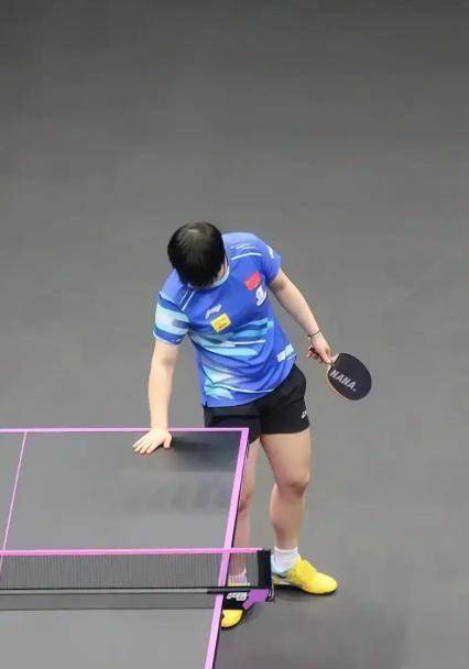 开云下载-乒乓球(qiú)比赛運(yùn)动员为什么要摸球(qiú)台，乒乓球(qiú)運(yùn)动员的“摸桌(zhuō)”玄学：汗水背后的科学博弈与规则挑战