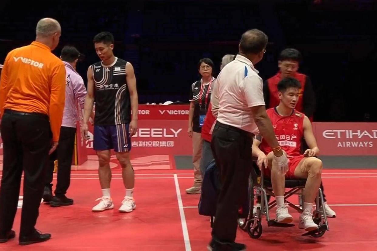 开云体育在线-突发！羽(yǔ)聯(lián)总决賽(sài)李诗沣乘胜追击意外受伤，坐輪(lún)椅離(lí)场中断比(bǐ)賽(sài)！