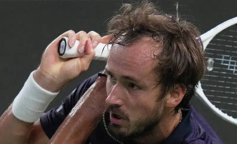 开云平台-梅尔在比(bǐ)赛中不满裁判(pàn)判(pàn)罚，发声抱怨等待纳达尔的经歷(lì)