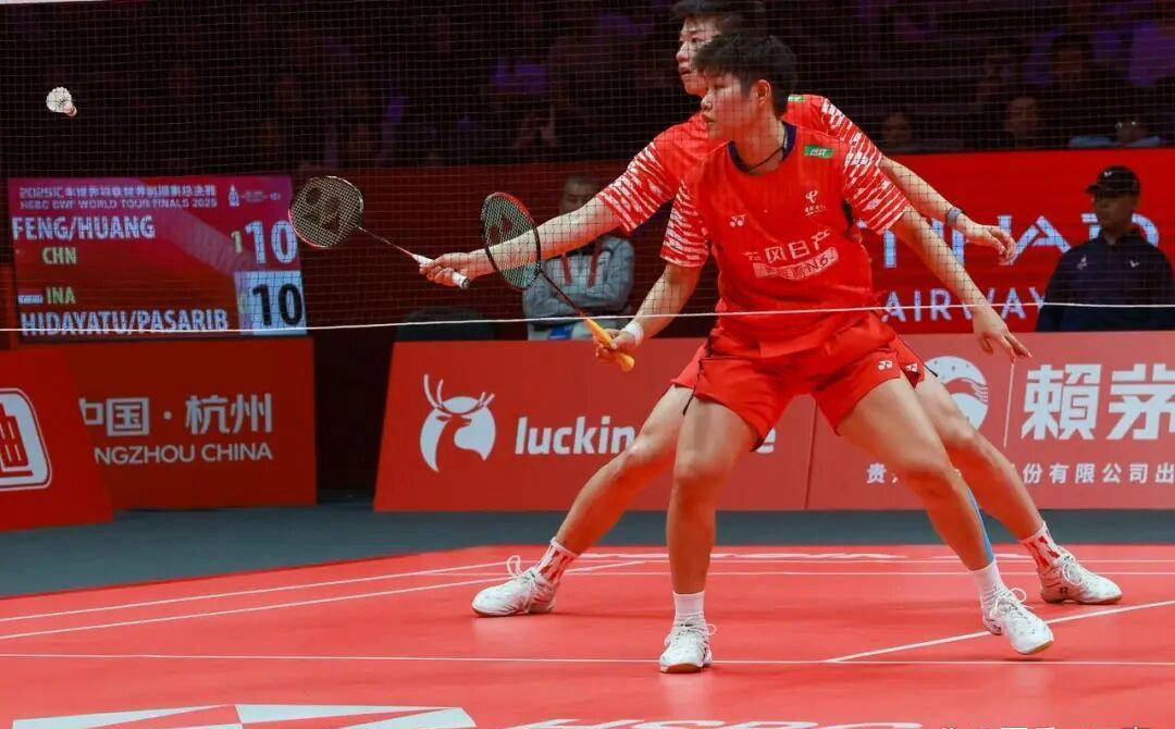 开云下载-羽毛球总决赛：国羽黄东萍冯彦哲三(sān)连胜击败世界排名第四(sì)晋级四(sì)强