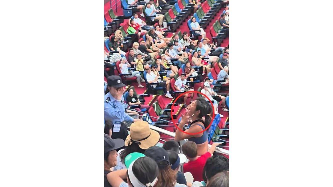 开云体育在线-上海网球大師(shī)赛觀(guān)众高声嘶吼，裁判多次劝阻，保安最终请离