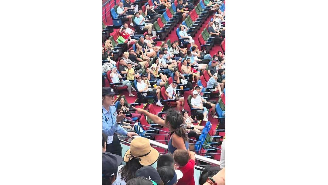 开云体育在线-上海网球大師(shī)赛觀(guān)众高声嘶吼，裁判多次劝阻，保安最终请离