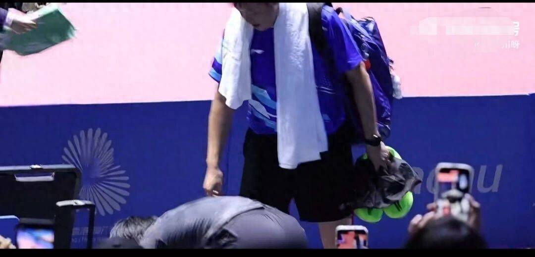 开云体育在线-侯英超被王(wáng)楚欽(qīn)橫(héng)掃(sǎo)后，主動(dòng)找王(wáng)楚欽(qīn)复盘，告知王(wáng)楚欽(qīn)比(bǐ)賽(sài)的不足