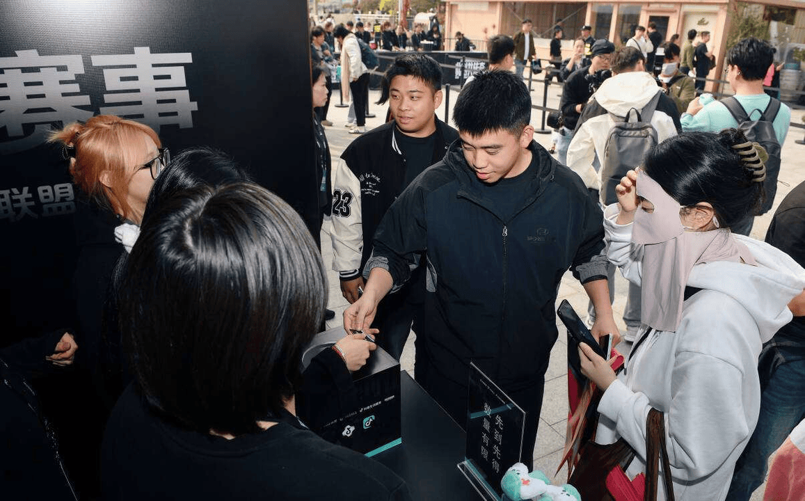 kaiyun-黄浦江畔(pàn)的电竞狂歡(huān)！S15上海北外滩观赛派對(duì)燃(rán)爆半(bàn)决赛